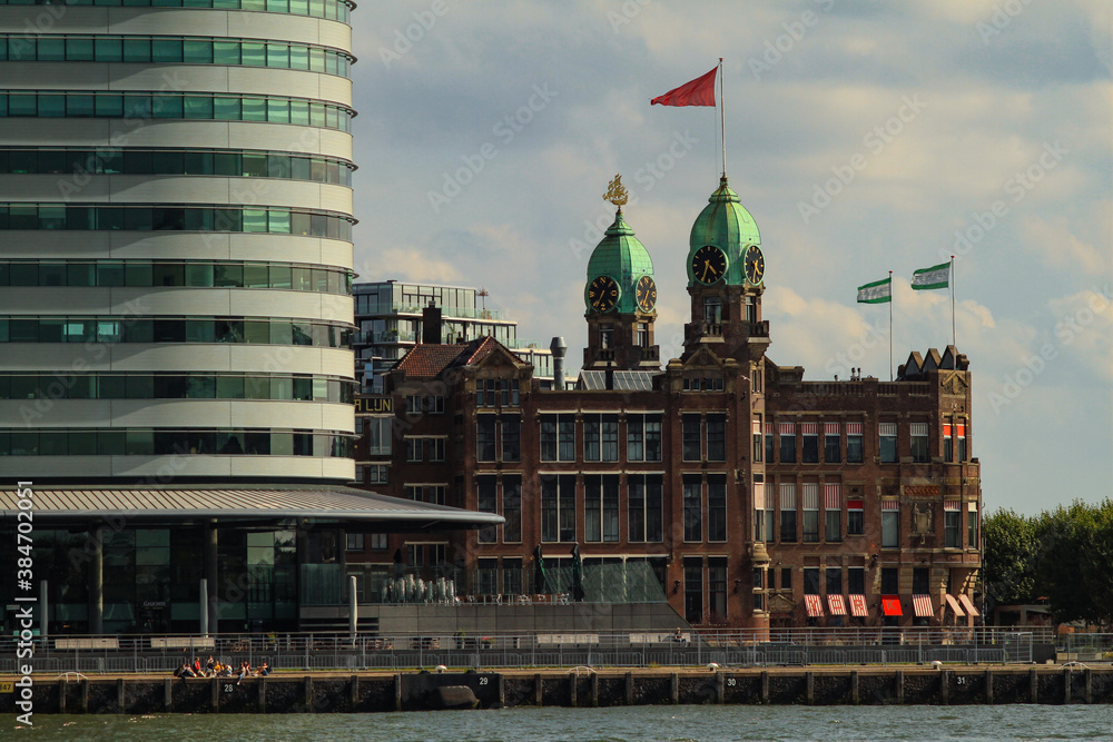 Tradition und Moderne am Rotterdamer Wilhleminapier / Historisches Gebäude der Holland-Amerika-Linie und Neues Hafenamt