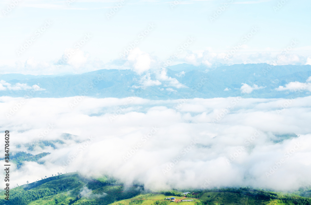 Obraz premium Panoramic views of the misty white mountains