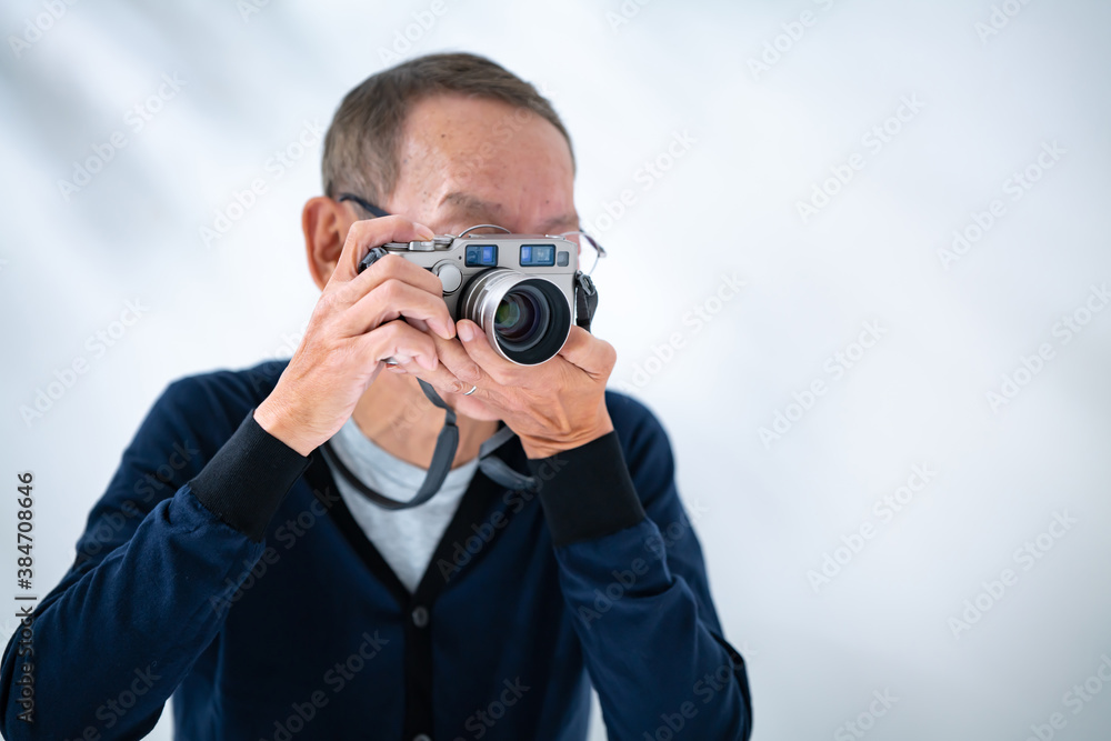 写真を撮るシニア男性