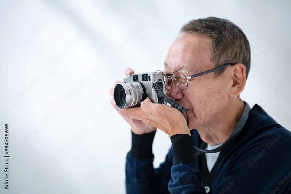 写真を撮るシニア男性 写真を撮るシニア男性