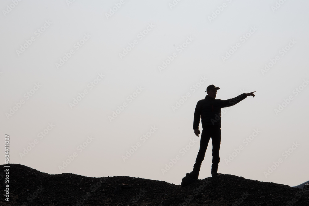 silhouette d'un homme marchant sur la crête d'une montagne silhouette d'un homme marchant sur la crête d'une montagne
