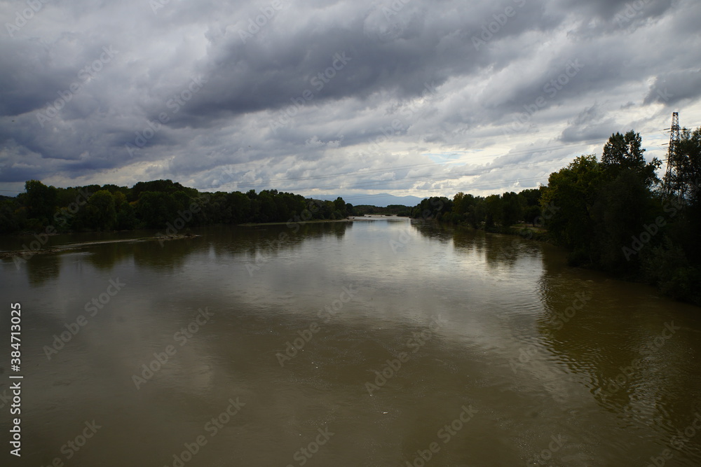 Nuvole sul fiume lasciano intravedere uno spicchio di cielo azzurro Nuvole sul fiume lasciano intravedere uno spicchio di cielo azzurro
