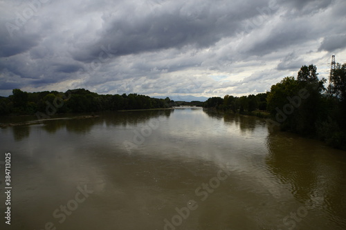 Nuvole sul fiume lasciano intravedere uno spicchio di cielo azzurro 