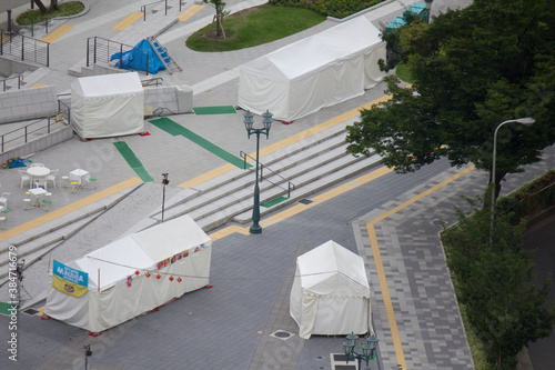 イベント用の白い仮設テント