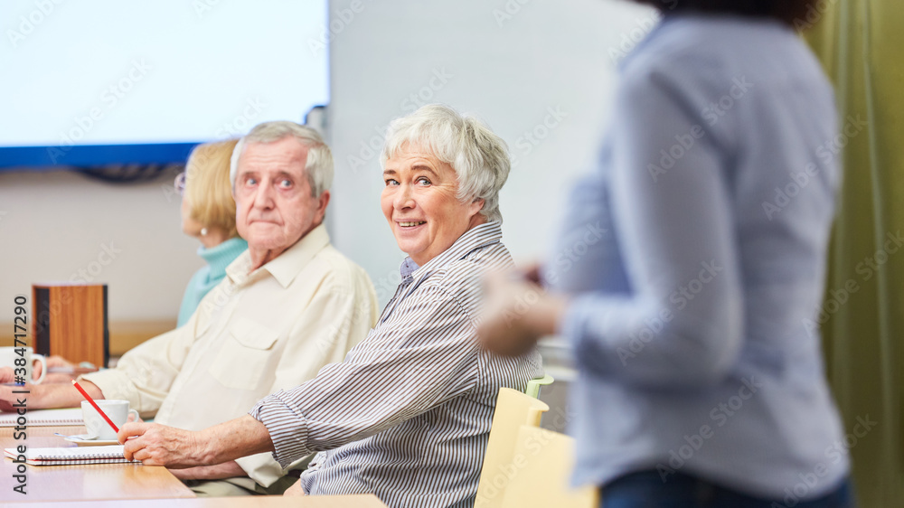Obraz premium Senioren in einem Kurs oder Workshop der Erwachsenenbildung in der Volkshochschule