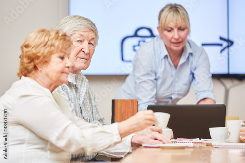 Senioren als Rentner in einem Kurs oder Seminar über Altersvorsorge und Finanzen