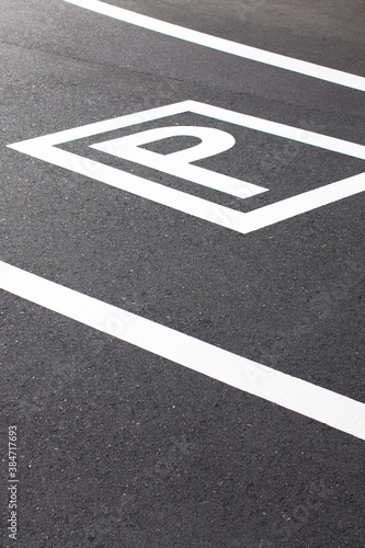 駐車場への誘導路 © Paylessimages