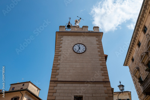 Turm mit Figur in Montepulciano Toskana