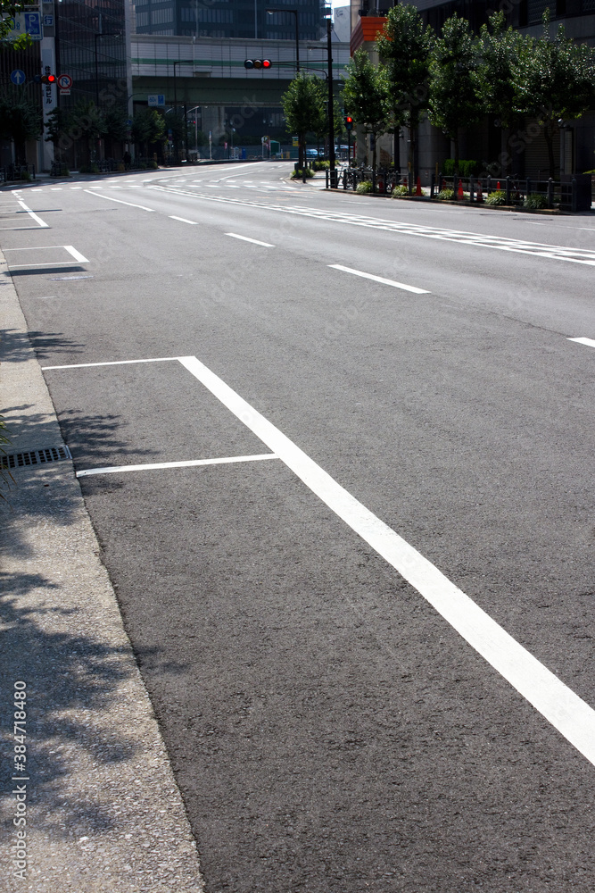 都会の休日の閑散とした道路 都会の休日の閑散とした道路