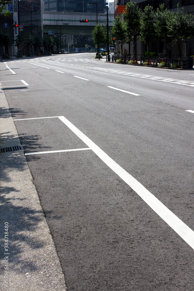 都会の休日の閑散とした道路