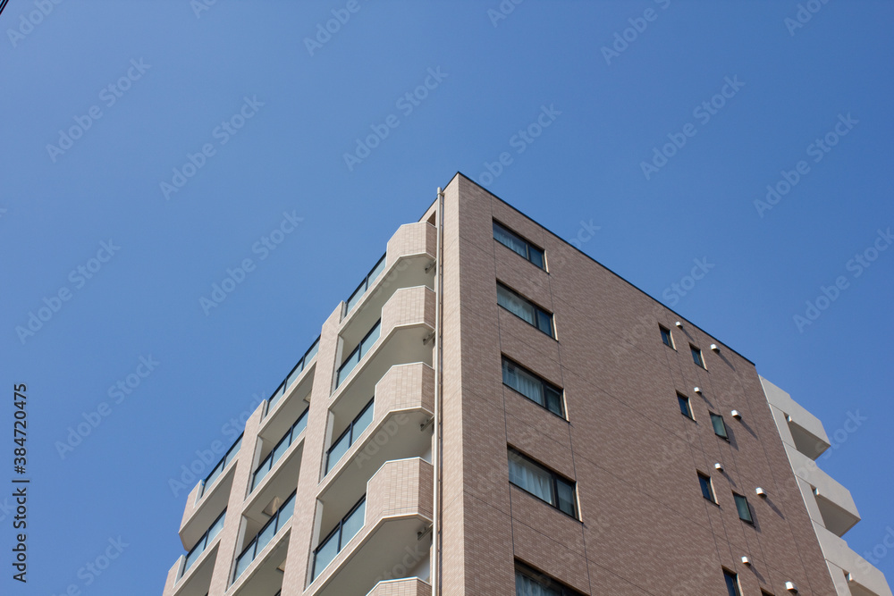 高層マンションと青空