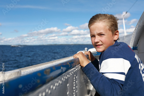 Tableau sur toile Child looking at Lake Ladoga