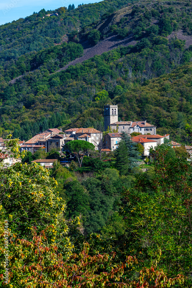 Village pittoresque de Antraigues-sur-Volane en Haute-Ardèche en France Village pittoresque de Antraigues-sur-Volane en Haute-Ardèche en France