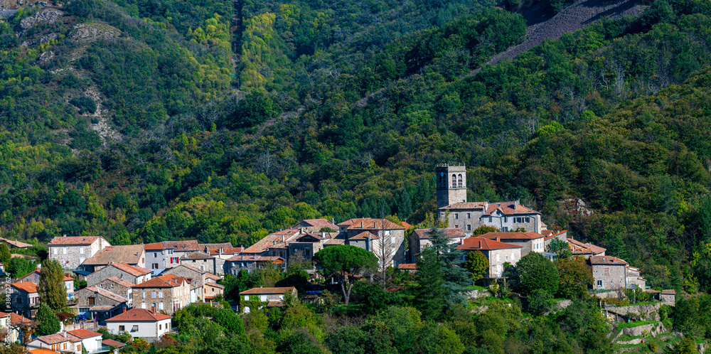 Village pittoresque de Antraigues-sur-Volane en Haute-Ardèche en France