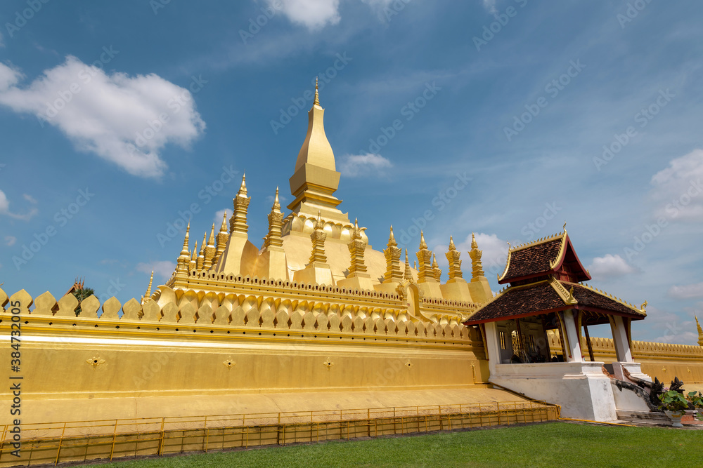 Naklejka premium Pha That Luang Vientiane Golden Pagoda in Vientiane, Laos. sky background beautiful.