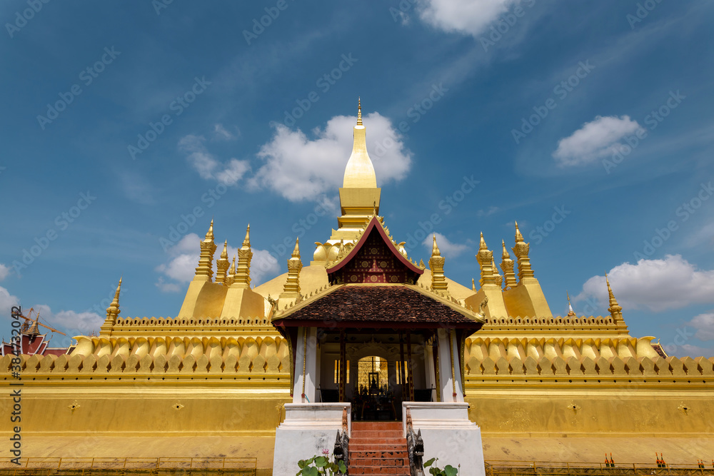 Fototapeta premium Pha That Luang Vientiane Golden Pagoda in Vientiane, Laos. sky background beautiful.