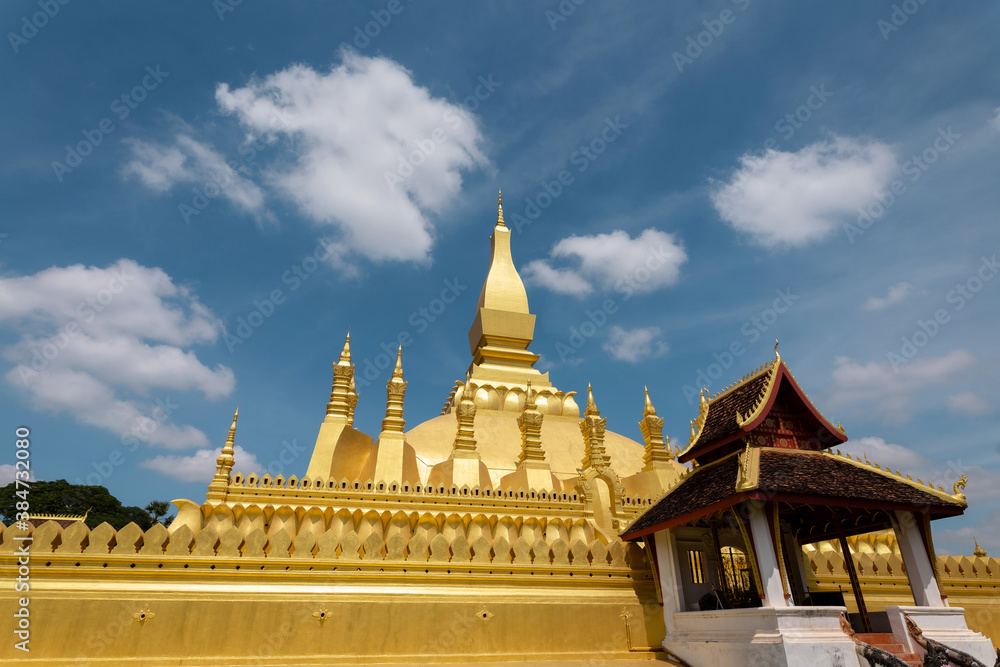 Naklejka premium Pha That Luang Vientiane Golden Pagoda in Vientiane, Laos. sky background beautiful.