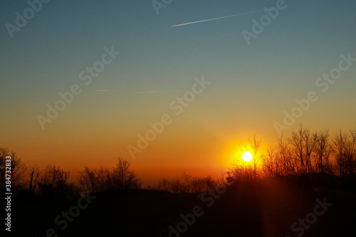 Bellissimo tramonto dal sentiero che porta al monte Bollettone in Lombardia  viaggi e paesaggi in Italia