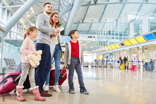 Familie wartet auf den Anschlussflug im Terminal © Robert Kneschke