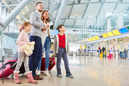 Familie wartet auf den Anschlussflug im Terminal