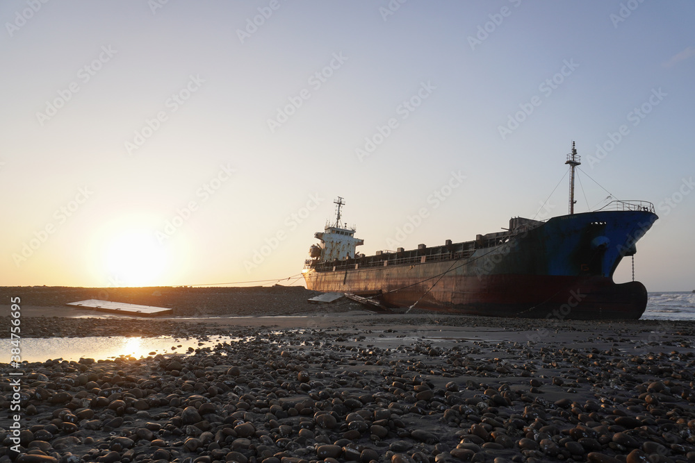 Obraz premium Huge stranded ship at dusk