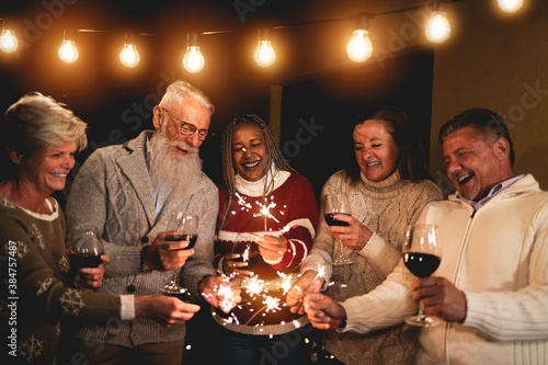 Photography Happy multiracial people celebrating new year's eve drinking wine at home - Matu