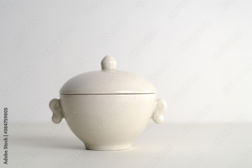 白いふた付き陶器 白いふた付き陶器
