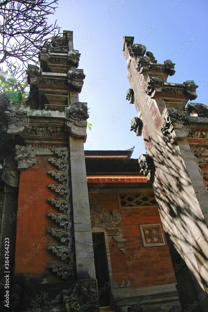 Obraz premium バリの伝統的な建築意匠の割れ門