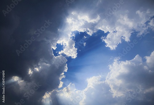 雲の切れ間から射す光 © Paylessimages