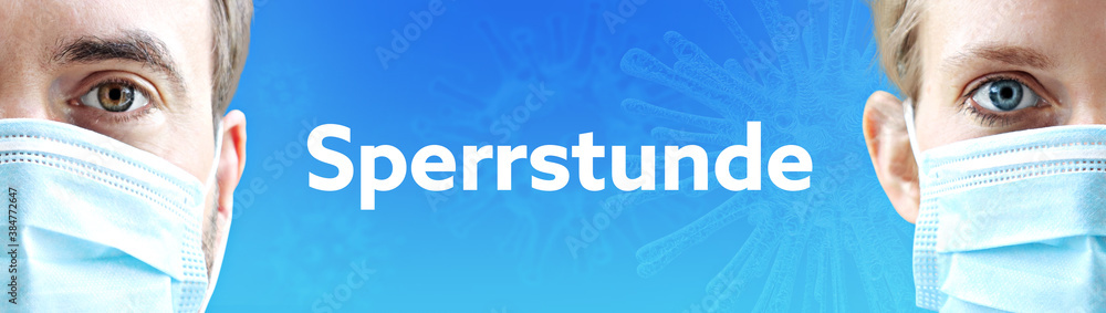 Sperrstunde. Gesichter von Mann und Frau mit Mundschutz. Paar mit Maske vor blauen Hintergrund mit Text. Virus, Atemmaske, Corona Sperrstunde. Gesichter von Mann und Frau mit Mundschutz. Paar mit Maske vor blauen Hintergrund mit Text. Virus, Atemmaske, Corona