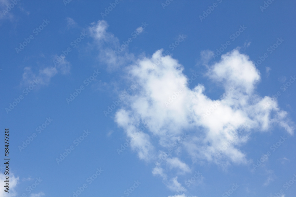 青空にポッカリ浮いた白い雲 青空にポッカリ浮いた白い雲