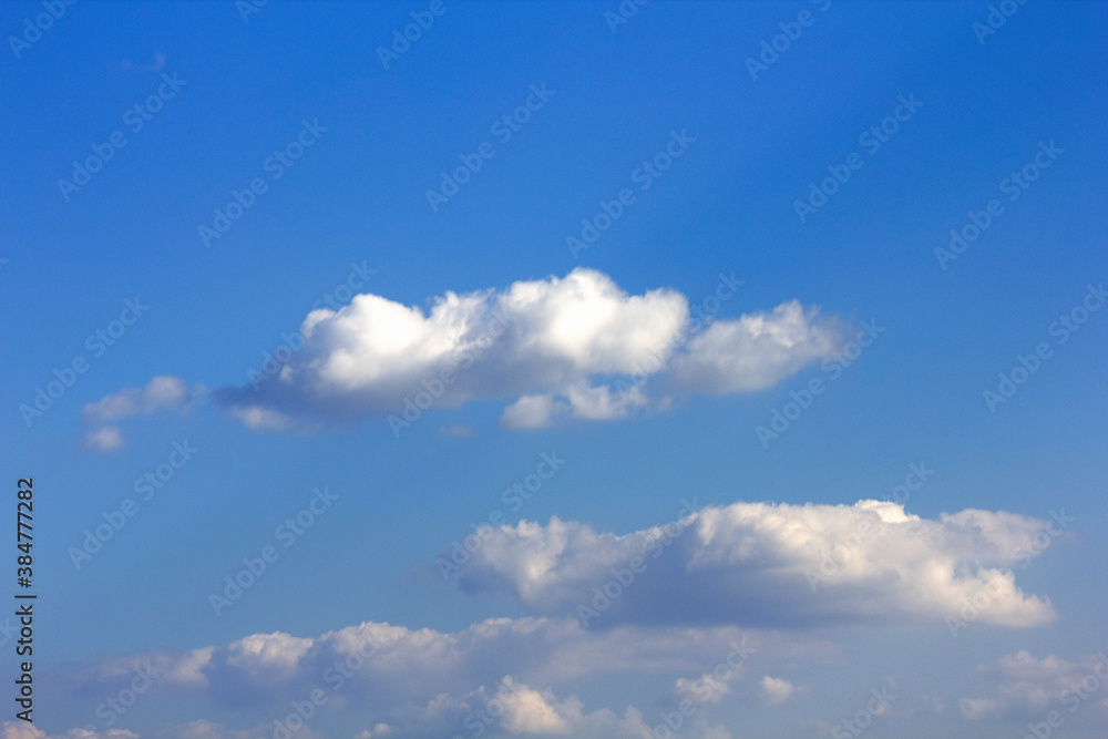 青空にポッカリ浮いた白い雲 青空にポッカリ浮いた白い雲