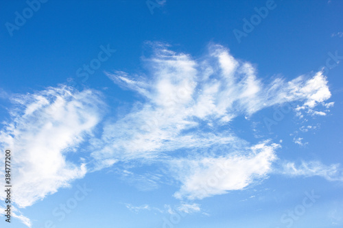 青空にポッカリ浮いた白い雲