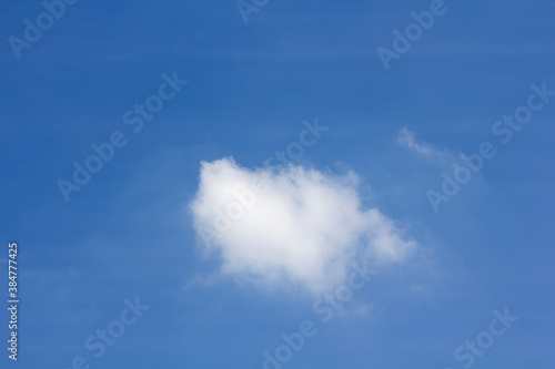 青空にポッカリ浮いた白い雲 © Paylessimages