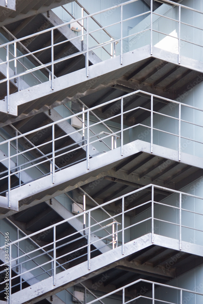 Fototapeta premium 鉄骨製のビルの非常階段