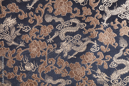 中国風の文様の花と龍の刺繍の生地