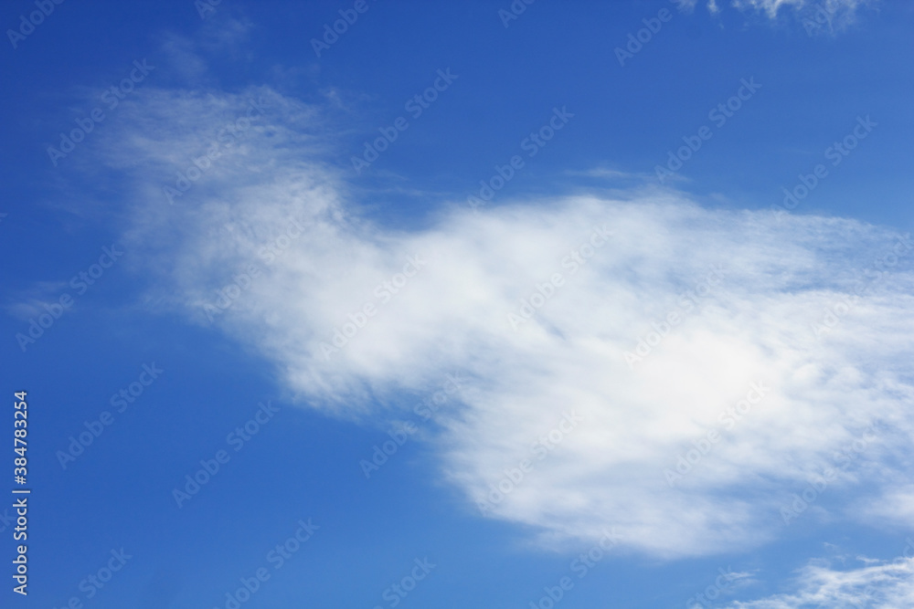 秋空にポッカリ浮いた白い雲 秋空にポッカリ浮いた白い雲