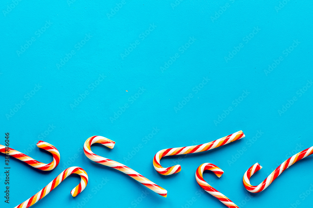Obraz premium Pattern of Christmas candy can, top view