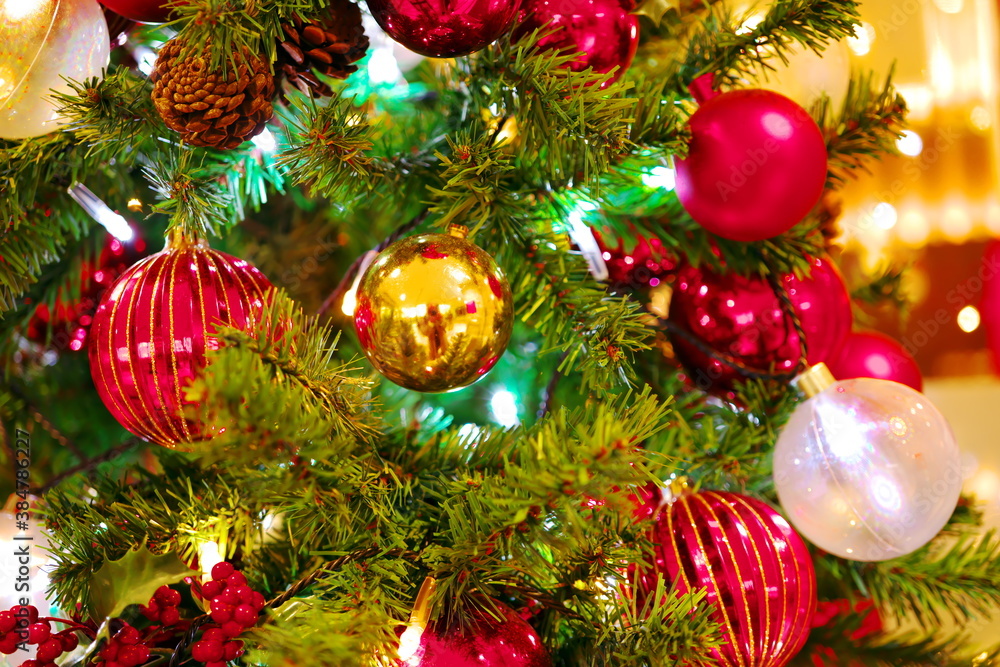 派手な彩りのクリスマスツリー