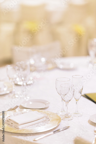 Particolare di un tavolo rotondo elegantemente apparecchiato per il pranzo di nozze