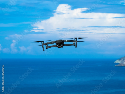 Drohnenflug über dem Mittelmeer, Platz für Text