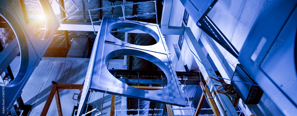 Large-scale factories automatically push the raw materials of stainless steel on the flowing water, one process after another Large-scale factories automatically push the raw materials of stainless steel on the flowing water, one process after another