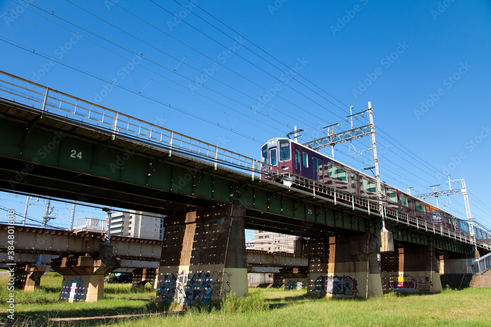 大阪淀川河川敷から見上げる阪急電車 大阪淀川河川敷から見上げる阪急電車