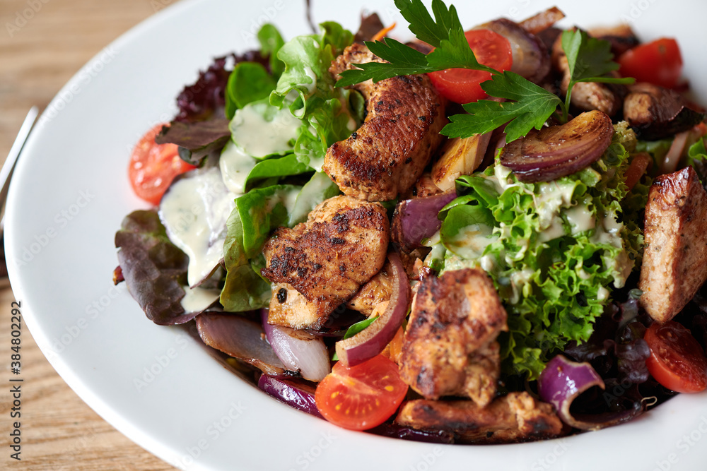 Frischer Salat mit gebratenem Huhn Pute Fleisch Frischer Salat mit gebratenem Huhn Pute Fleisch