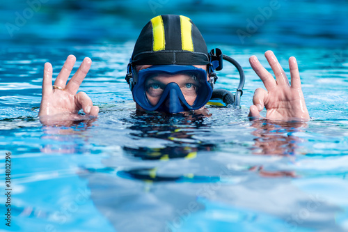 Scuba diver makes the ok sign with two hands