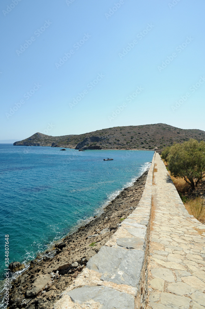 Le rempart de l'est de la forteresse de Spinalonga à Élounda en Crète Le rempart de l'est de la forteresse de Spinalonga à Élounda en Crète