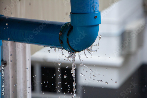 Foto Closeup view of leaked and splash water from the plastic pipe during the rainy d