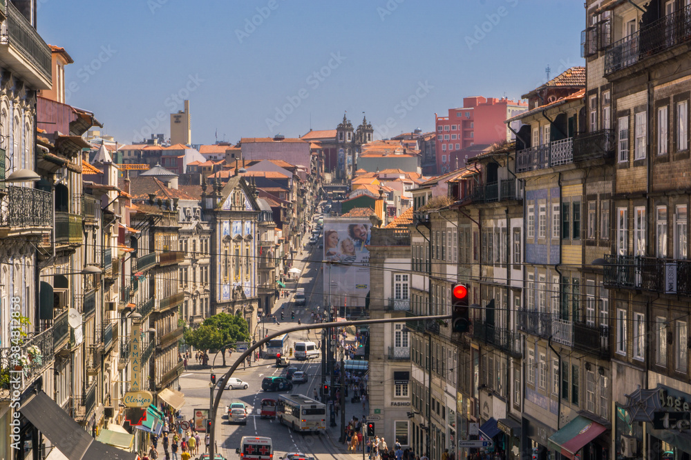 Fototapeta premium Street of Porto surrounded by houses with traffic
