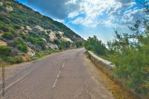Landstraße D81B südwestlich von Calvi in ​​der Nähe von La Revellata in der Balagne-Region, Korsika Frankreich