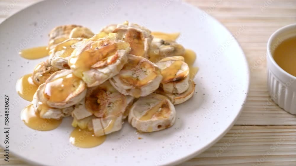 Grills Sliced Banana with Caramel Sauce Grills Sliced Banana with Caramel Sauce